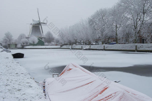 荷兰磨坊冬天在兹沃勒