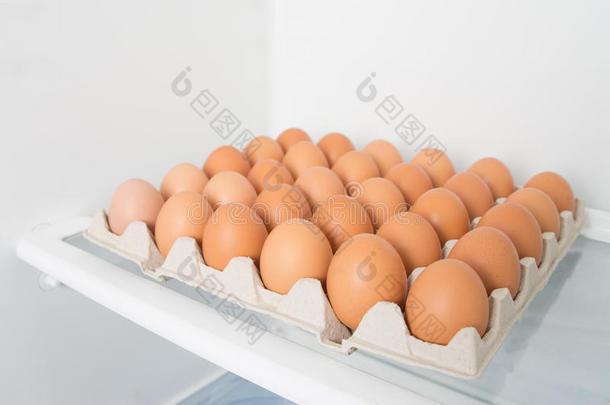 冰箱里装满了鸡蛋。
