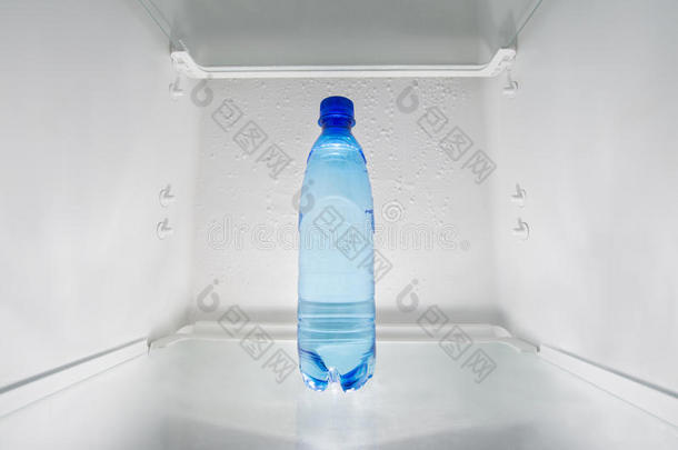 冰箱里架子上的冷水。
