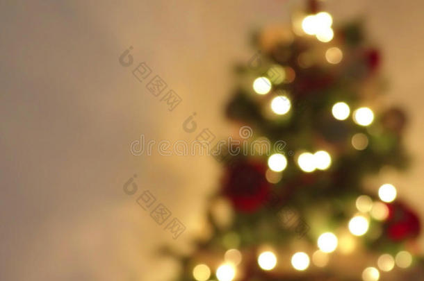 金色抽象闪烁模糊的圣诞树灯光在金色温暖的背景上，节日的节日