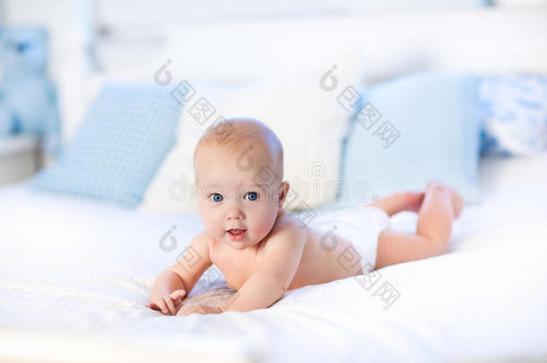 婴儿躺在床上的尿布里。 新生儿在家。