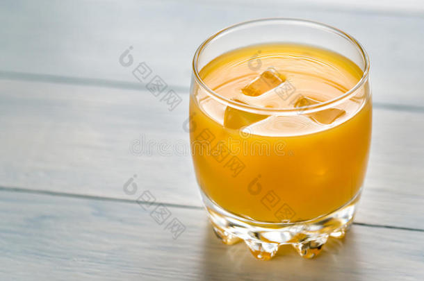 木桌上的一杯<strong>芒果汁</strong>
