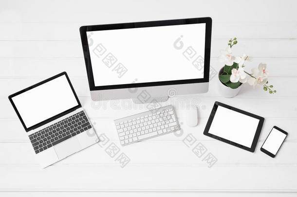 不同大小的台式电脑和笔记本电脑，平板电脑和手机