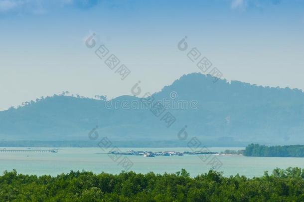 美丽的全景，常绿红树林在山湖角，巴克罗克，沙朗普吉，泰国。 旅游业和旅游业的增长