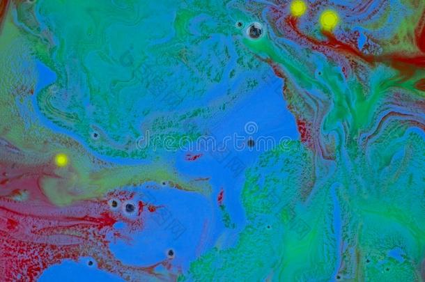 五颜六色的液体混合在水下关闭