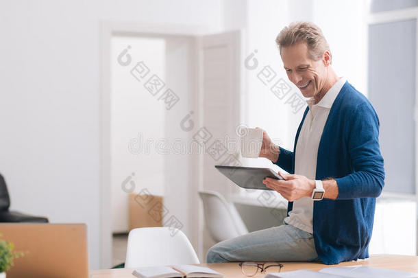 高兴的快乐男人拿着平板电脑