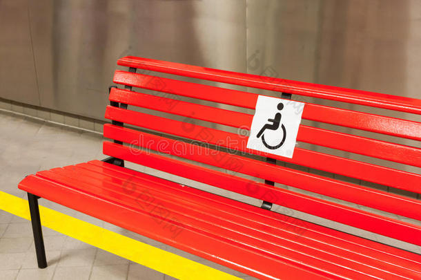 公共建筑中残疾人的红色长凳