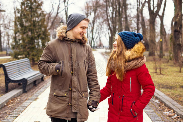 相爱的夫妇在冬天的公园散步，互相享受`的陪伴