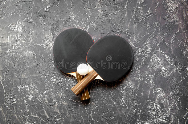 黑色球拍为<strong>乒乓球</strong>灰色<strong>背景</strong>顶部视图