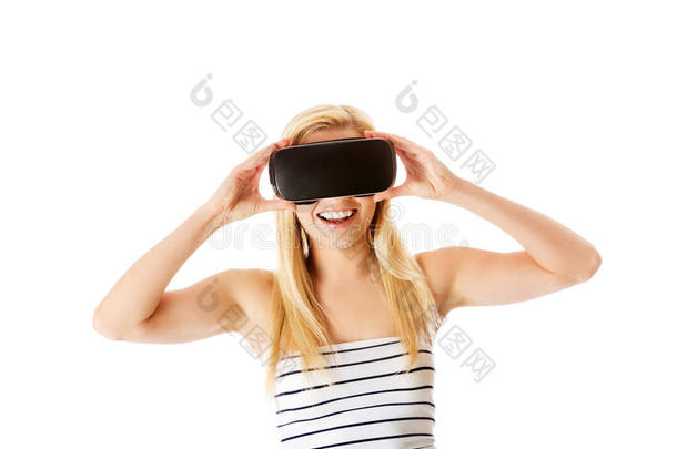 女孩戴着虚拟现实护目镜隔离在白色上。