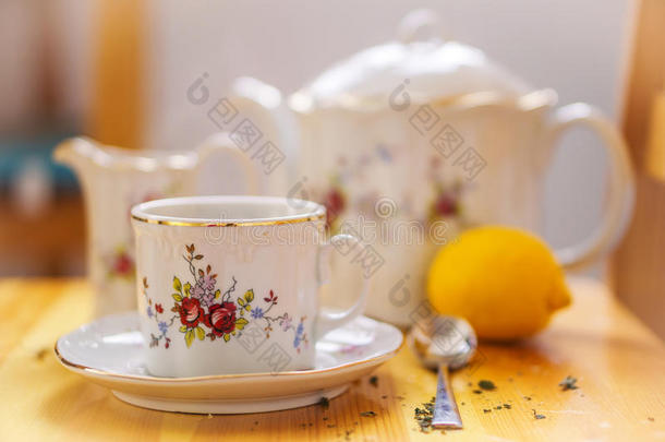 饮料，放松和茶话会的概念-一套杯子，锅，勺子，柠檬和茶托
