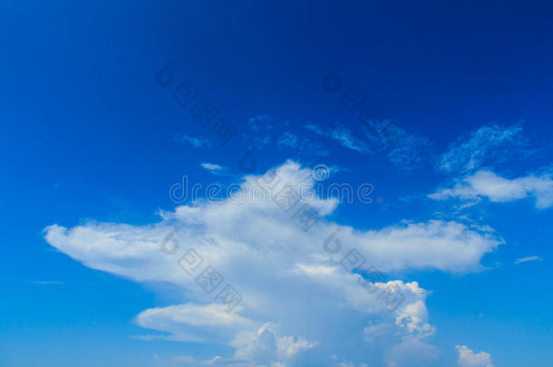 蓝天白云。万里无云的天空。蓝色的天空