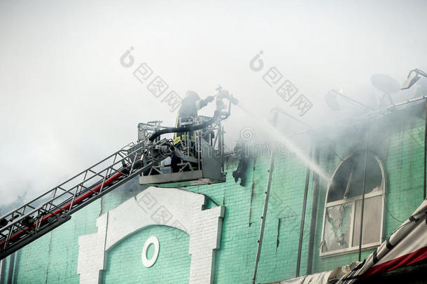 消防队员在行动中战斗，灭火，在烟雾中。