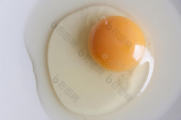 早餐煮鸡蛋，一种蛋白质形式的蛋黄和蛋白在白色背景上，或在普通的木制桌子上。