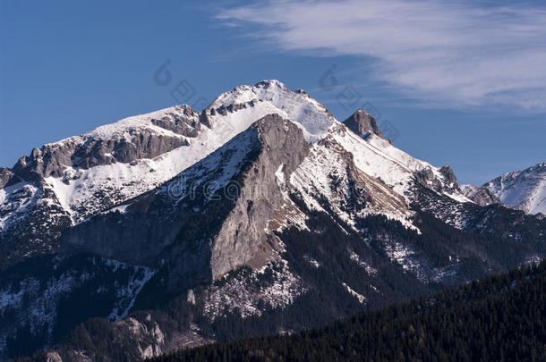 美丽的冬季风景的大雪山山峰