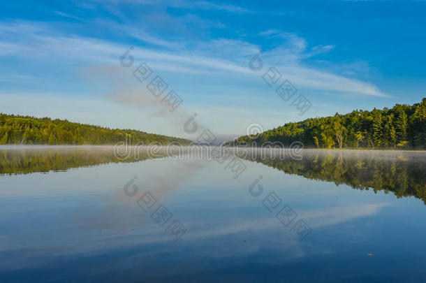 蓝天雾蒙蒙的，在科里湖中央。