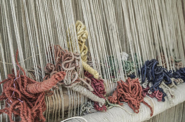 地毯织布机上有五颜六色的绳子