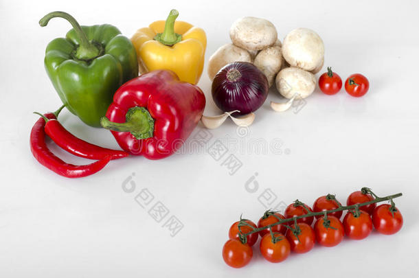 各种蔬菜和水果，围绕着一个空的切割面