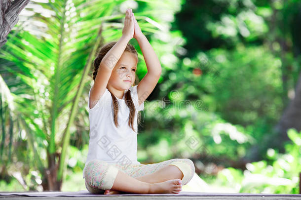 孩子们在户外的平台上做运动。 健康的生活方式。 瑜伽女孩