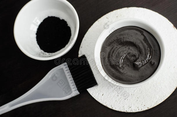 <strong>DIY</strong>木炭面罩在一个小<strong>陶瓷</strong>碗里。 自制化妆品。
