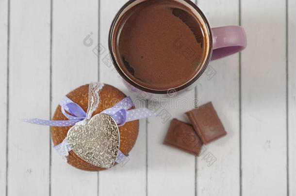 姜饼，可可杯，牛奶巧克力和金属心。 情人节庆祝活动