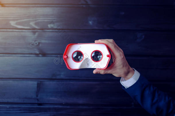 彩色虚拟现实眼镜的手机在木制背景