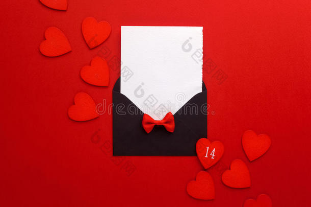 信封邮件，红色背景上的心和丝带。 情人节卡片，爱情或婚礼问候概念。 上面的风景