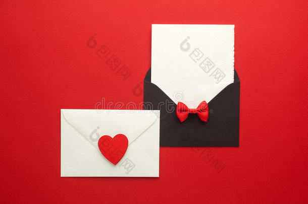 信封邮件，红色背景上的心和丝带。 情人节卡片，爱情或婚礼问候概念。 上面的风景