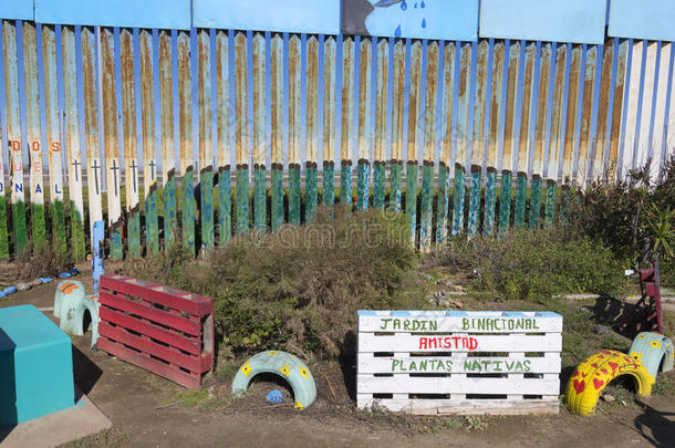 墨西哥和联合边境围栏的两国花园