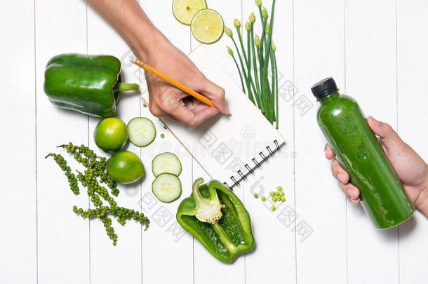 饮食计划，菜单或程序与新鲜有机绿色蔬菜a