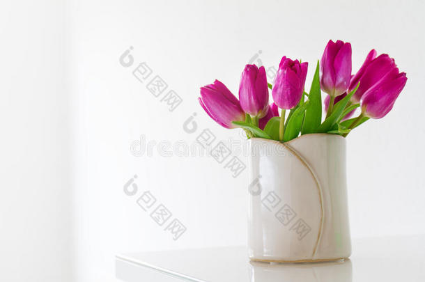 美丽的清<strong>新春</strong>天，莱拉郁金香在花瓶的明亮背景。