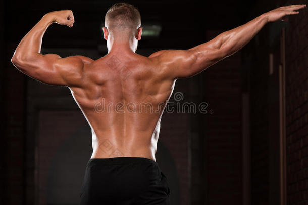 肌肉发达的男子在健身房里伸展肌肉