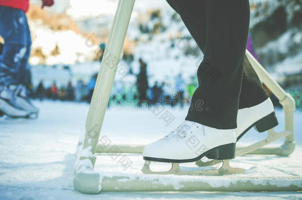 特写滑冰鞋滑冰室外溜冰场