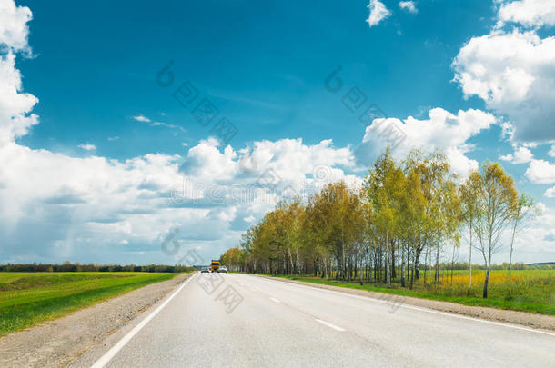 沥青高速公路，高速公路，以东欧景观为背景的公路。