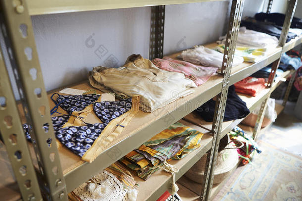 服装陈列在服装店的货架上，高架视图