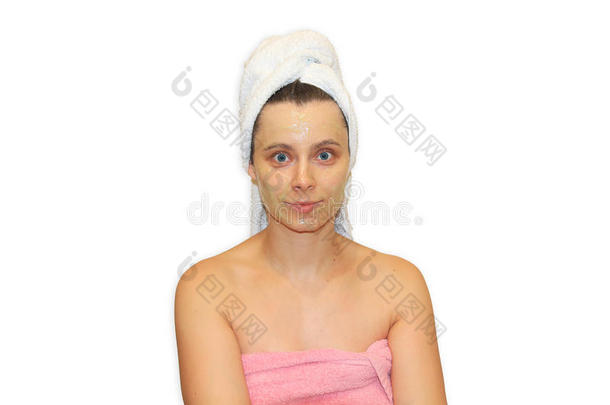 女孩在面部皮肤面膜上支付化妆品霜，隔离白色背景。