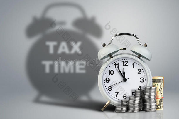 闹钟与金钱和税收时间阴影，财务概念