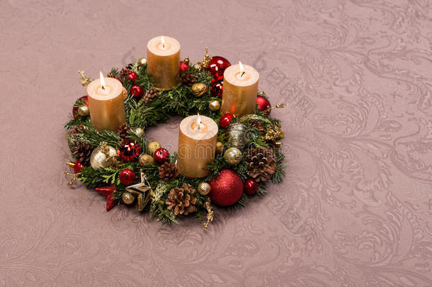 新鲜手工制作的圣诞花环装饰着红色和金色的圣诞装饰品，冷杉和核桃与金色蜡烛