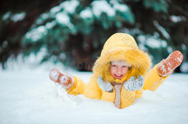 可爱的小女孩在寒假玩得很开心