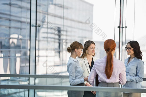 女商人在办公室里交谈