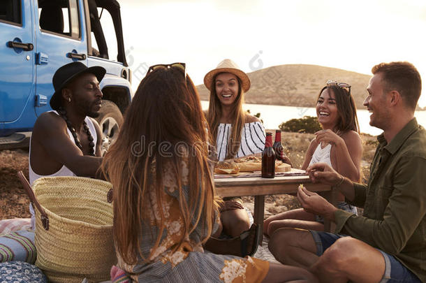 一群朋友在海边的悬崖上野餐