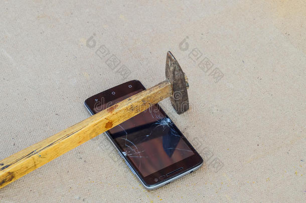 锤子和智能手机。 智能手机的屏幕，一个破碎的哈