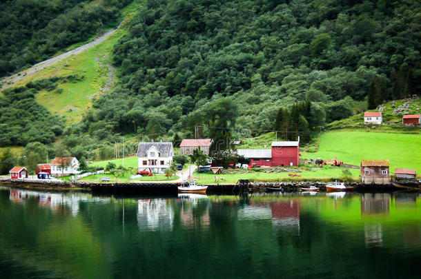 挪威的<strong>彩色木屋</strong>反射在水面上