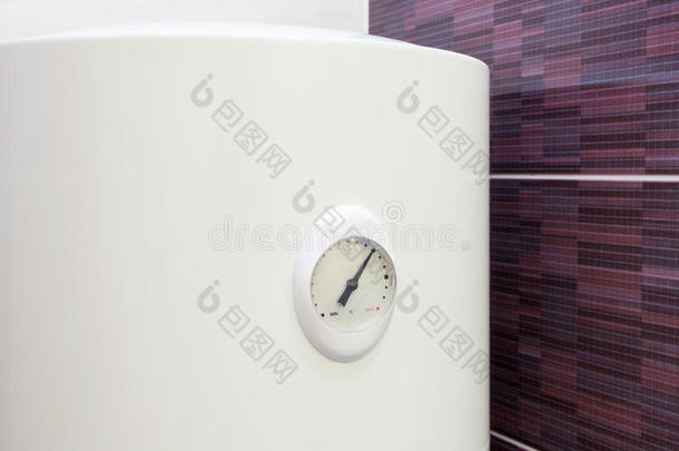 电锅炉壁式<strong>热水器</strong>温度传感器的特写。