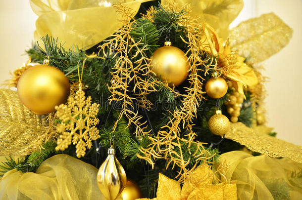 金色的圣诞树，有金色的球