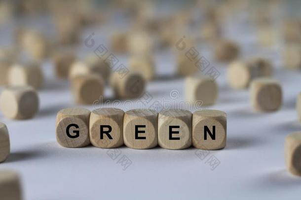 绿色立方体与字母，标志与木制立方体