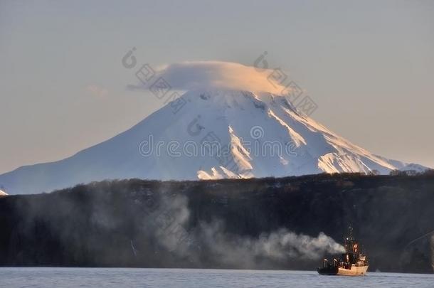 积极的灰蓝色火山口云