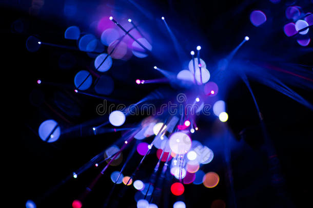 五颜六色的波克紫光在晚上庆祝，离焦光抽象背景。