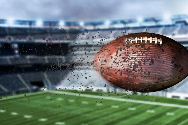 飞行的美国足球的三维插图留下了灰尘和烟雾的痕迹。 旋转肮脏的美国足球