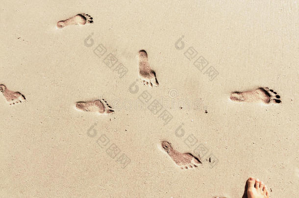 海边阳光沙滩上的脚和台阶痕迹。 <strong>暑期</strong>旅行照片